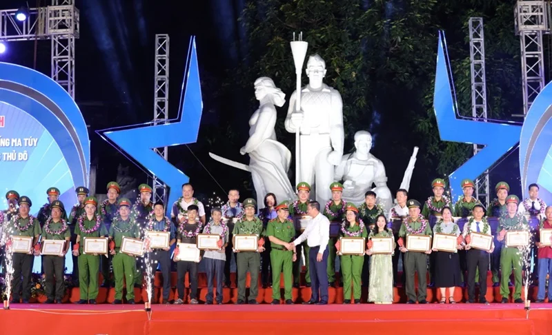 Thiếu tá Lưu Văn Luận - Phó Đội trưởng Đội Tham mưu, Công an huyện Chương Mỹ - được UBND thành phố tặng Bằng khen vì có thành tích xuất sắc trong công tác đấu tranh phòng, chống ma túy.